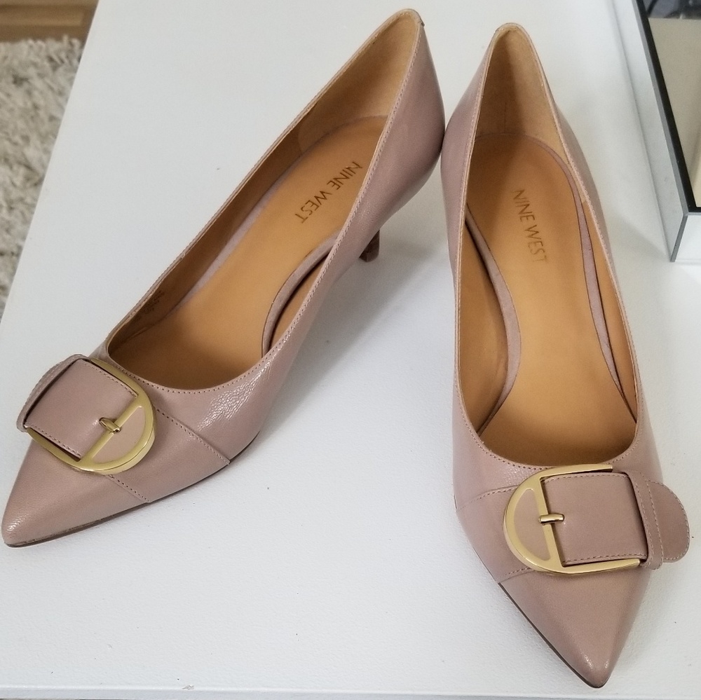 Nine West nude kitten heel buckle pumps - sz 9